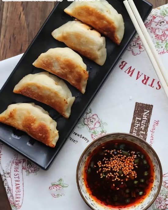 1. Fried Dumplings (Pork) / 煎饺或蒸饺